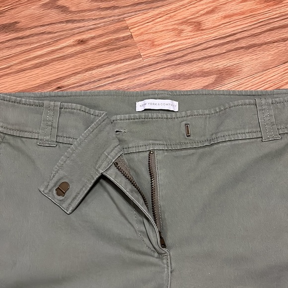 New York and company sage green shorts size 6 - Picture 3 of 7